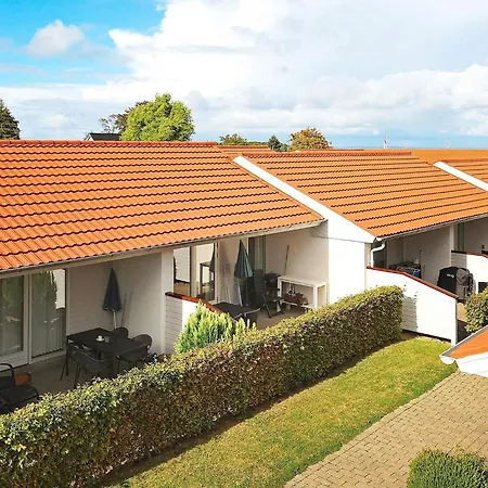 4 Person In Aeroskobing-by Traum