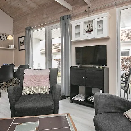 4 Person In Aeroskobing-by Traum *